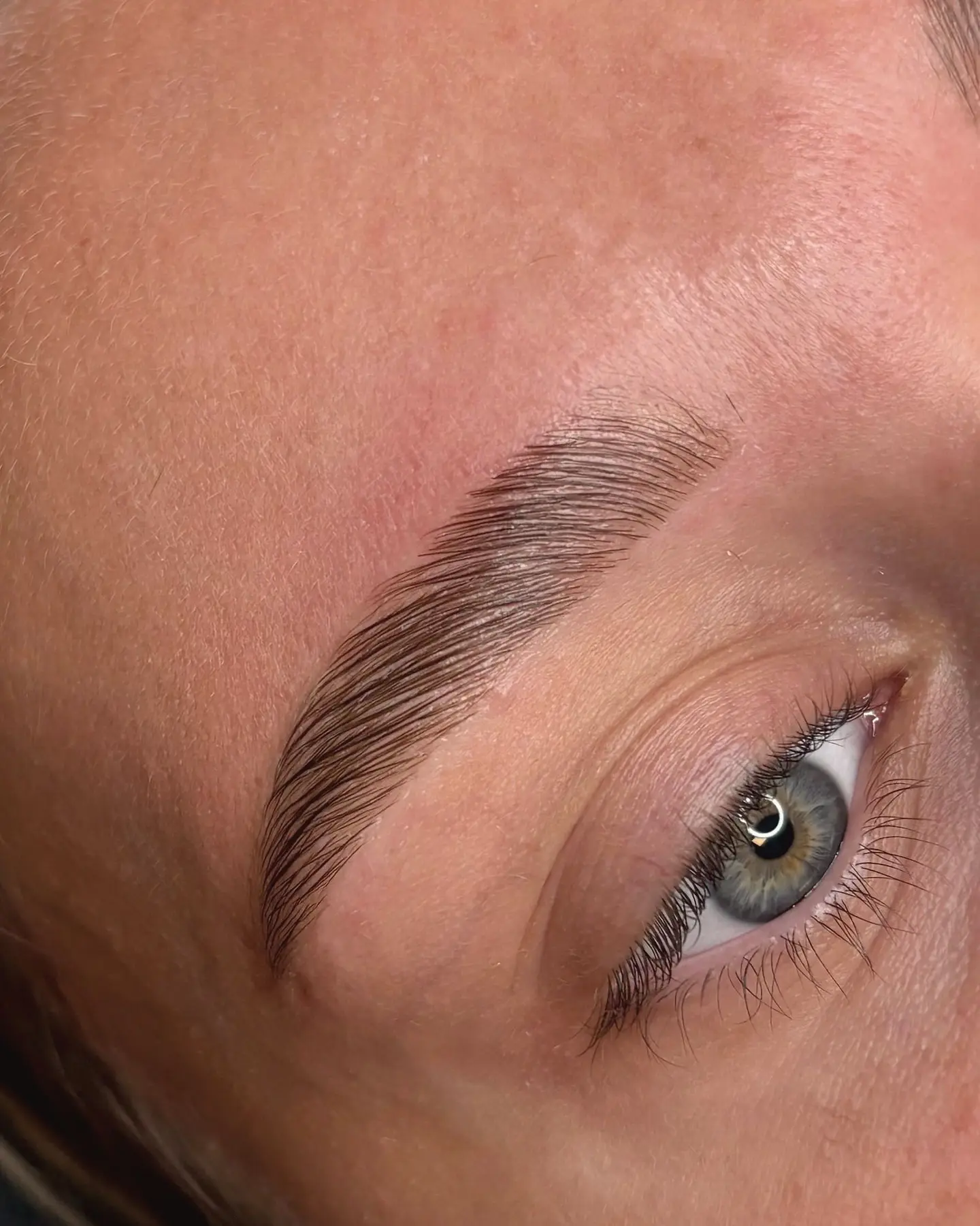 Sourcil dessiné et regard gris après restructuration