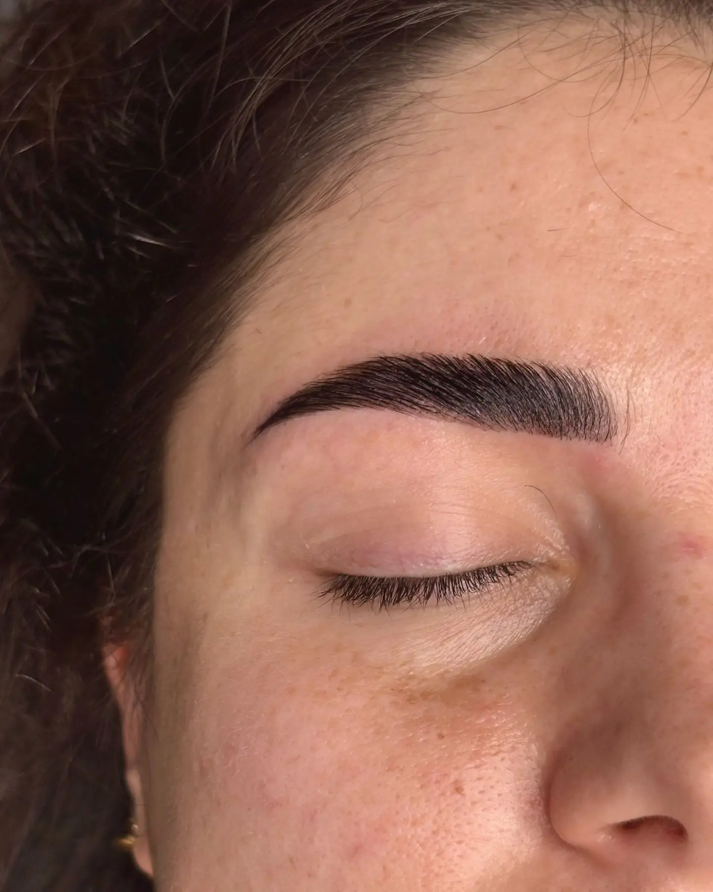 Sourcil restructuré et teinté, paupière fermée