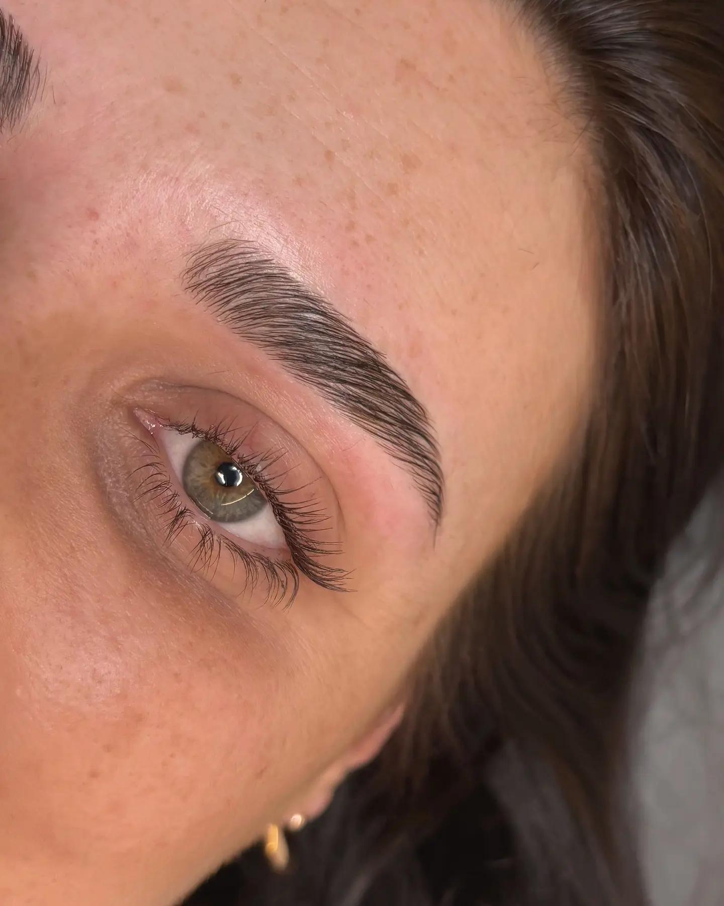 Sourcil restructuré sur-mesure, rendu naturel
