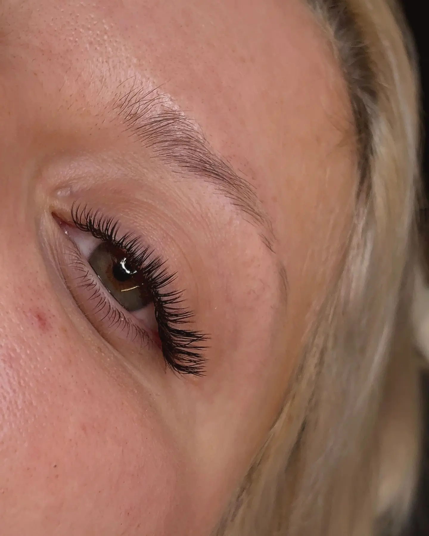 Extensions de cils sur une cliente blonde