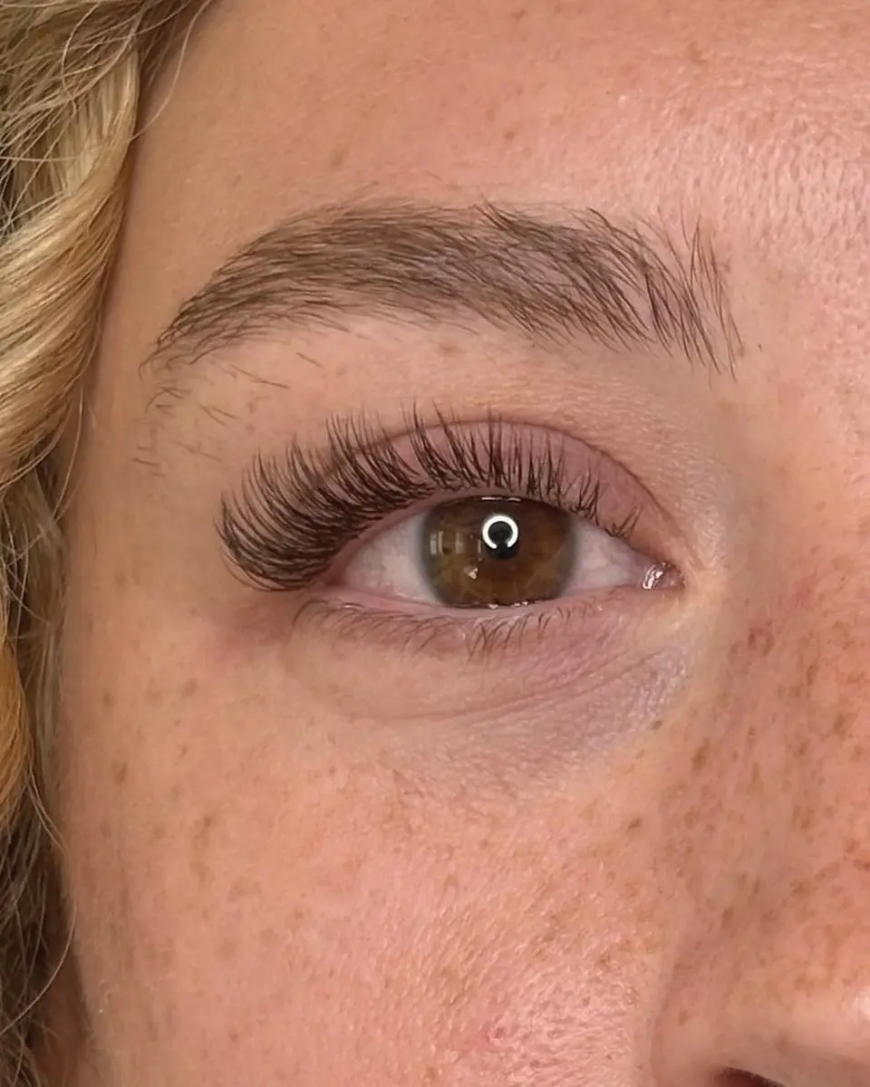Extensions de cils effet volume sur un œil marron