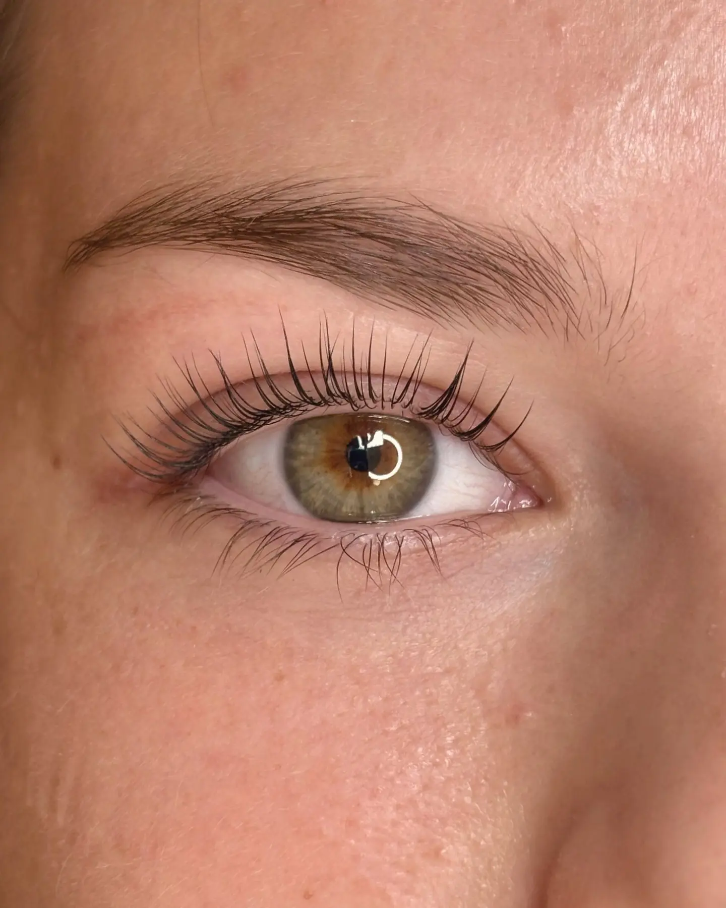 Regard aux reflets verts après un Korean Lash Lift, cils recourbés et sourcil naturel