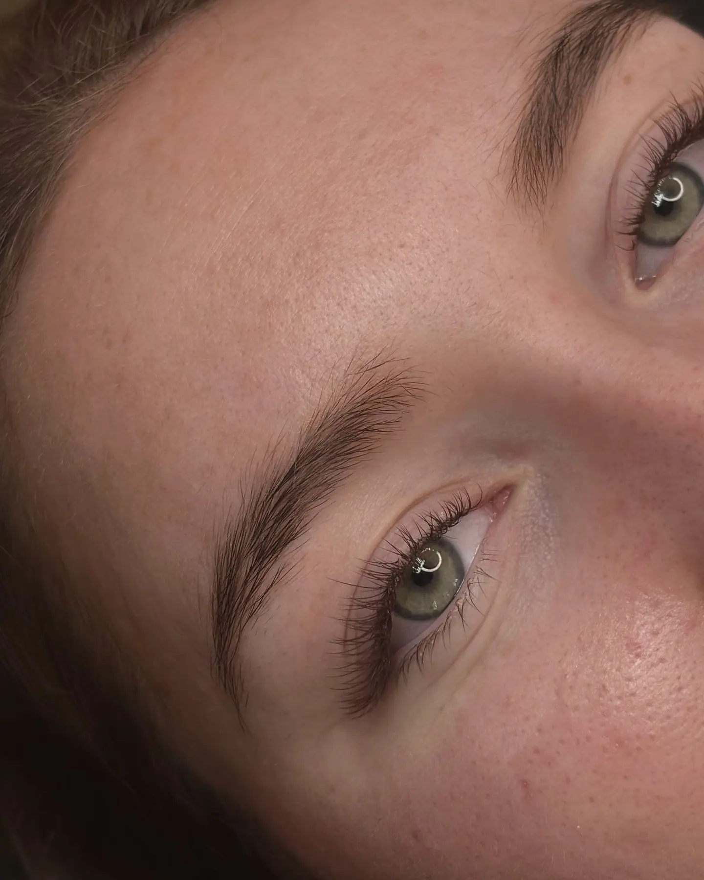 Cils recourbés sur un regard noisette