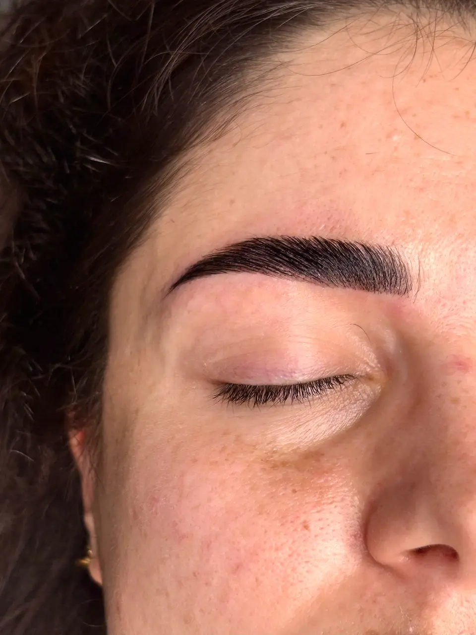 Après le browlift : même sourcil, plus dense et dessiné, poils disciplinés vers le haut