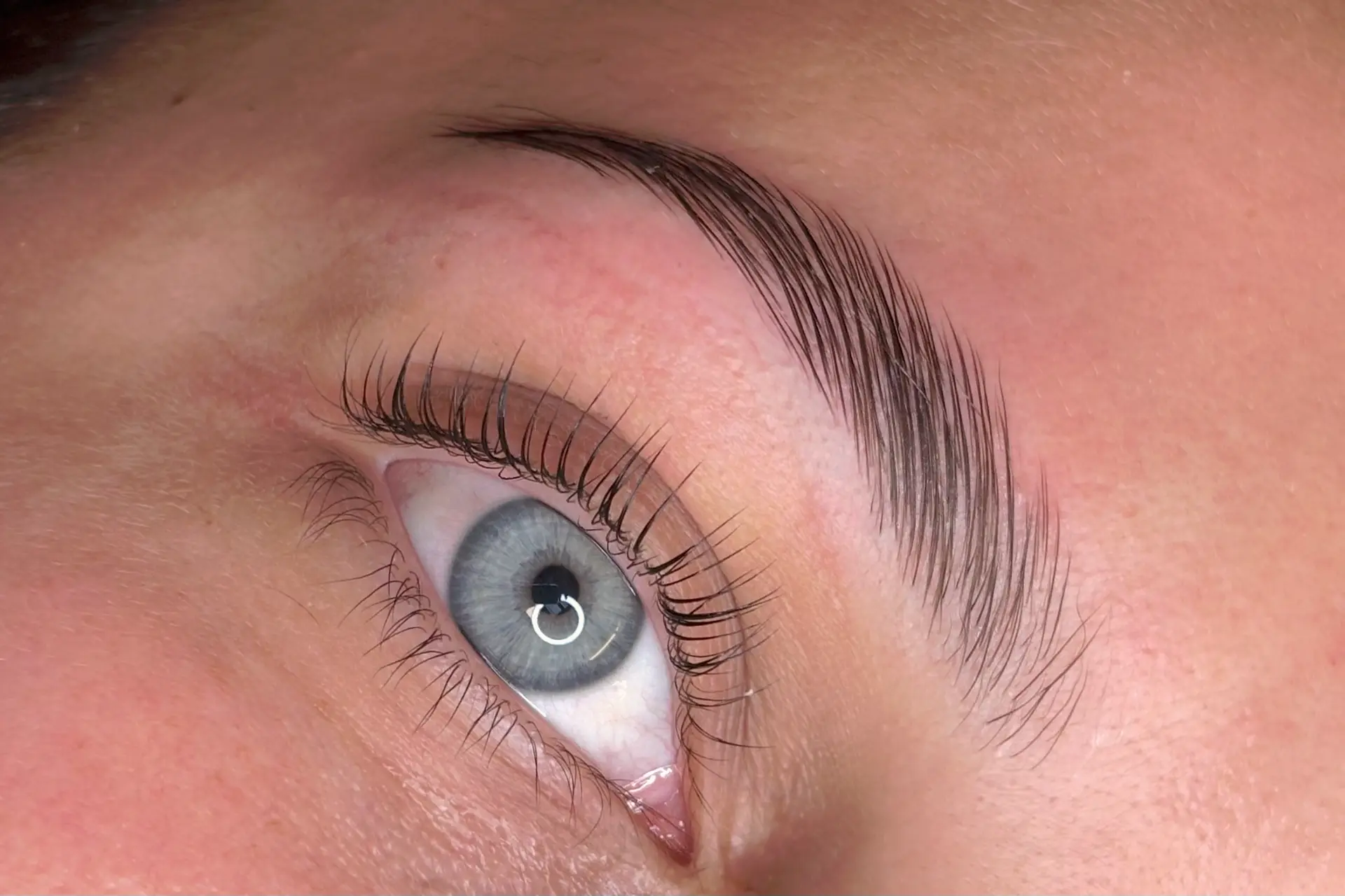 Œil bleu et sourcil brossé vers le haut après un browlift