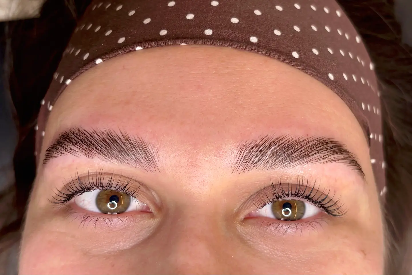 Visage de face après le combo Korean Lash Lift et browlift, cils recourbés et sourcils disciplinés