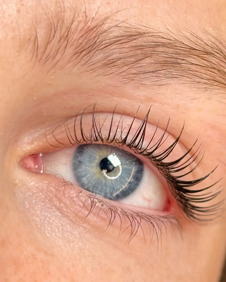 Œil bleu aux cils rehaussés et recourbés, résultat d'un lash lift