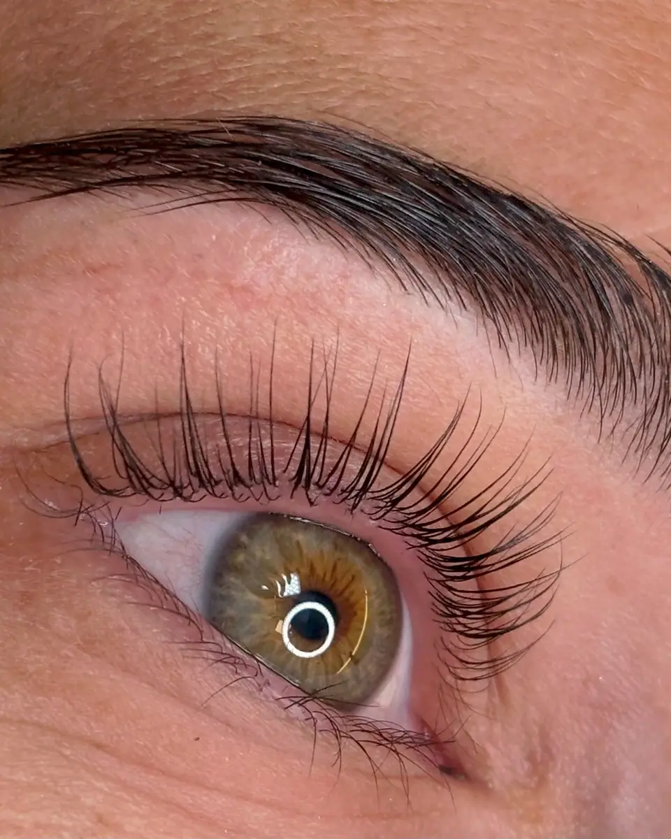 Œil vert et sourcil, cils rehaussés après un Korean Lash Lift