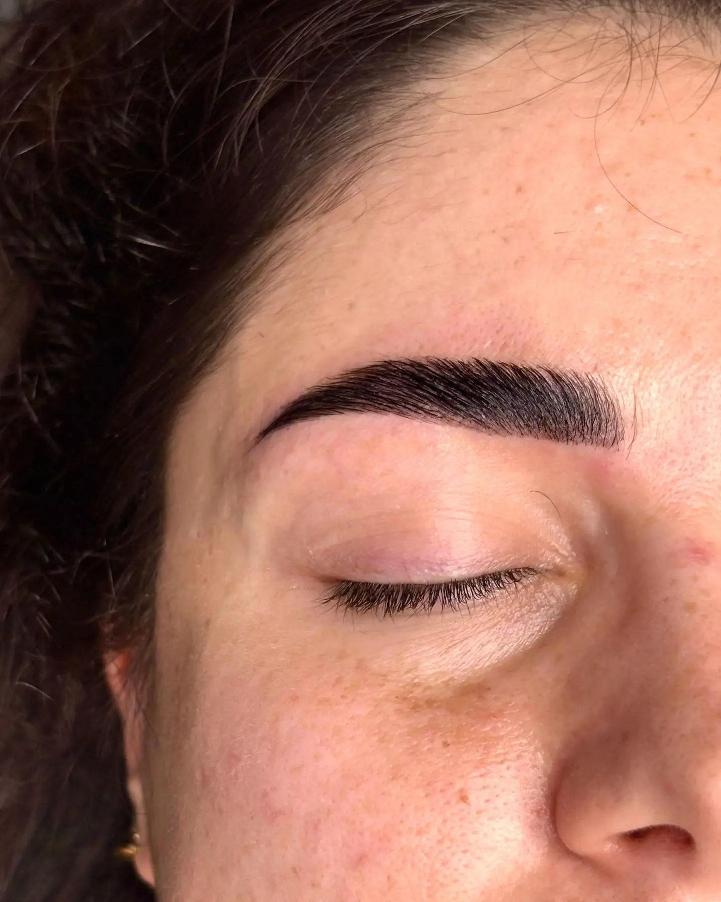 Sourcil sculpté après le browlift signature Aime