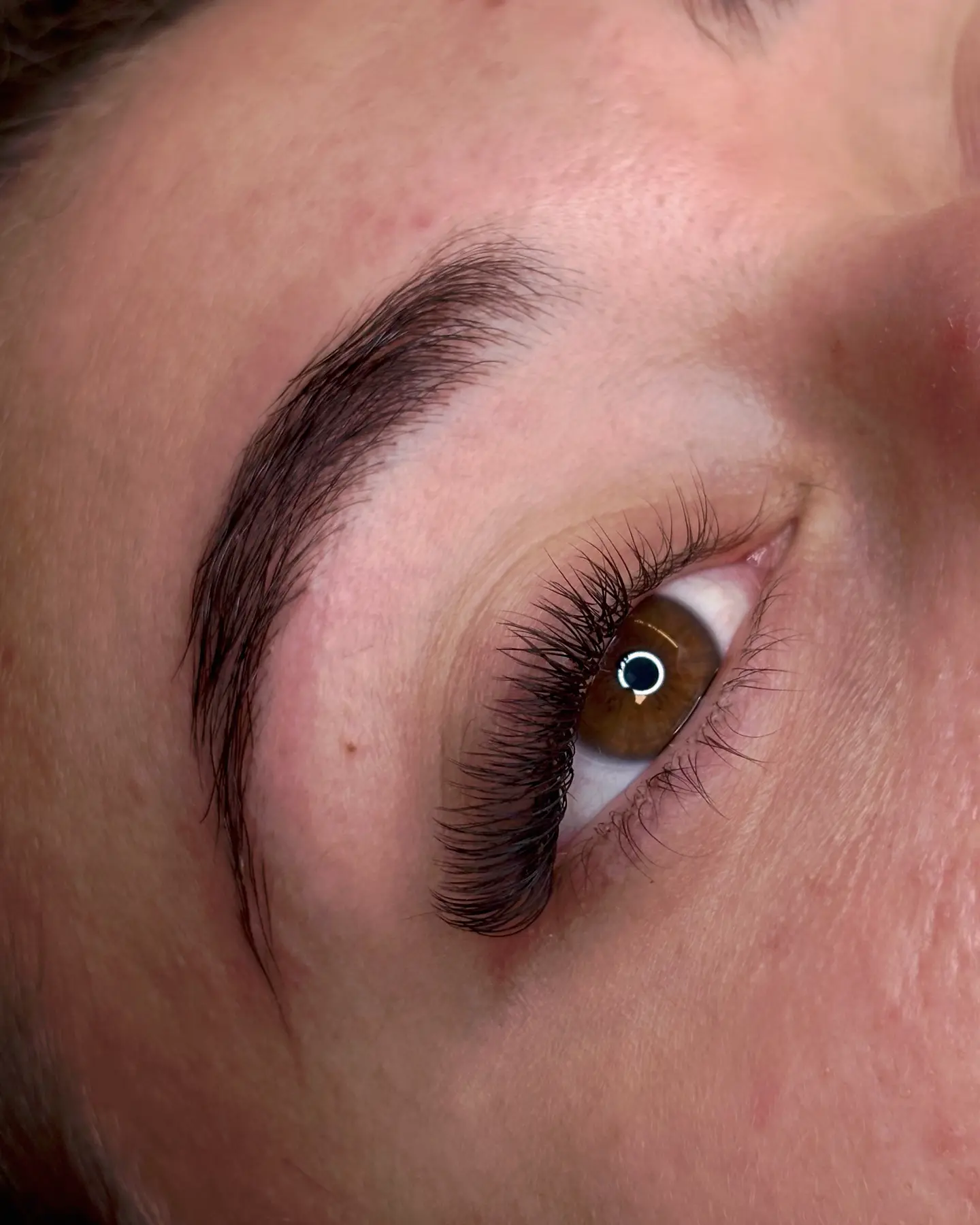Demi-pose d'extensions de cils sur un regard marron