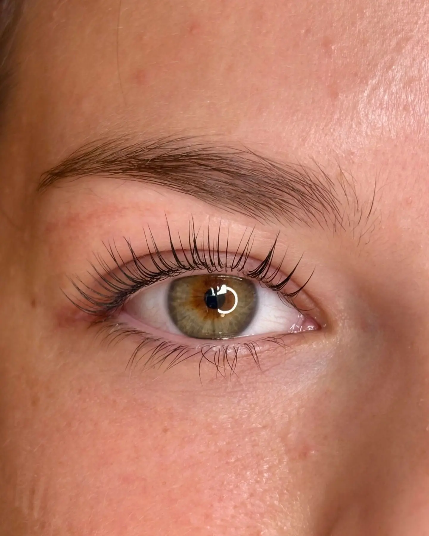 Regard vert après un Korean Lash Lift, cils naturels recourbés