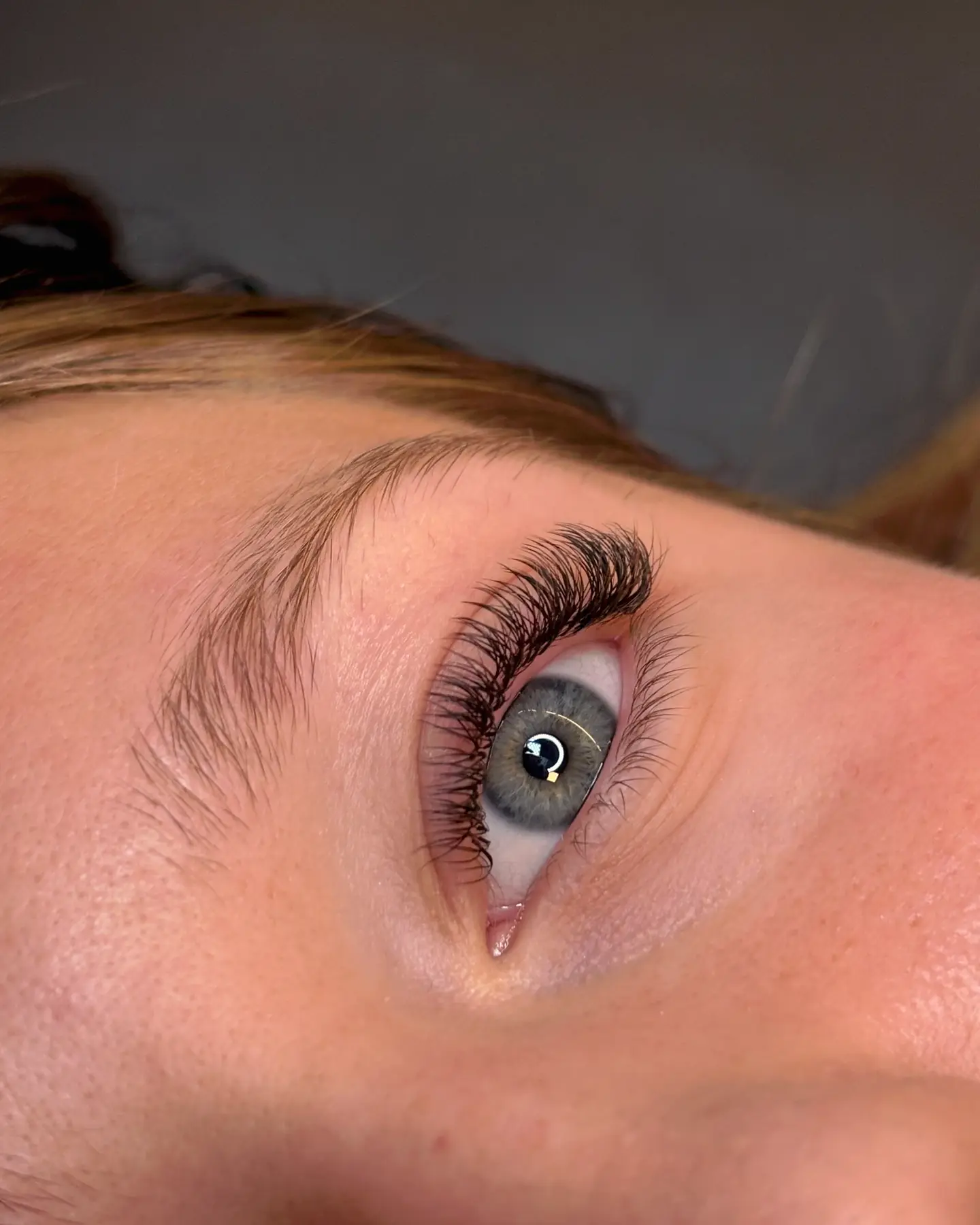 Extensions de cils en volume brésilien sur un œil clair